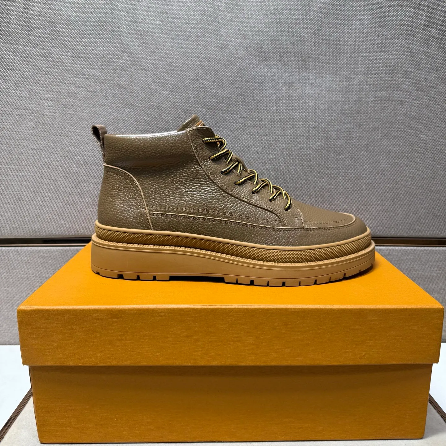 Men's men's shoes 💰pp460 [LV～] Men's casual high-top shoes 2025z cabinet sales simultaneously 🔶Size: 38-44#️⃣ 🔷3 colors🔜The upper is made of multi-material splicing ➕Genuine leather lining, comfortable and breathable, sole: original comfortable and wear-resistant outsole, ⚠️real thing📱photographed🎬real thing is better📢📢📢
